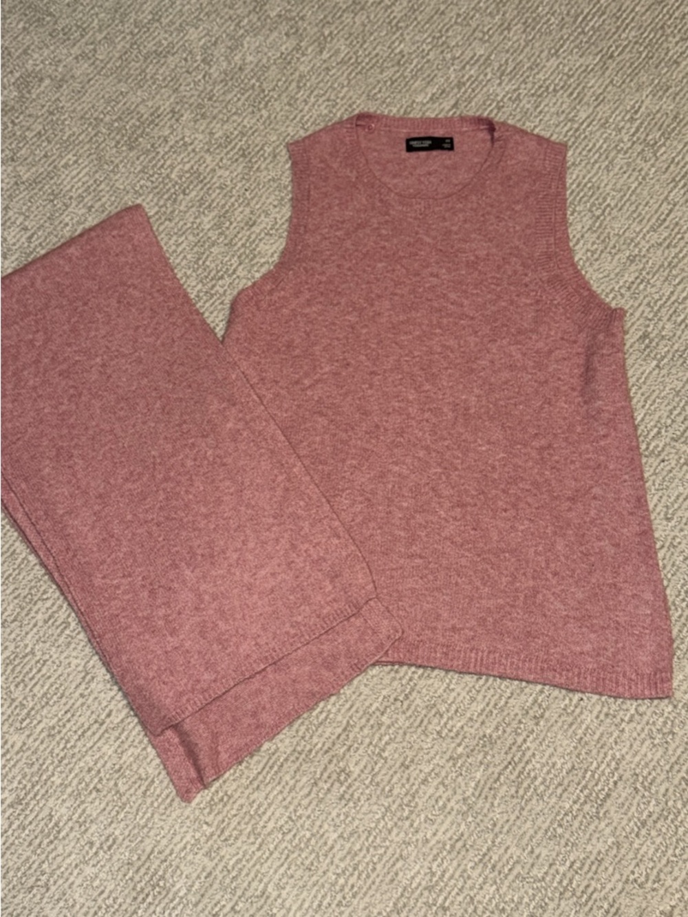 SimpVera Wang Sleeveless Crewneck Sweater Vest in Dusty Rose with matching scarf